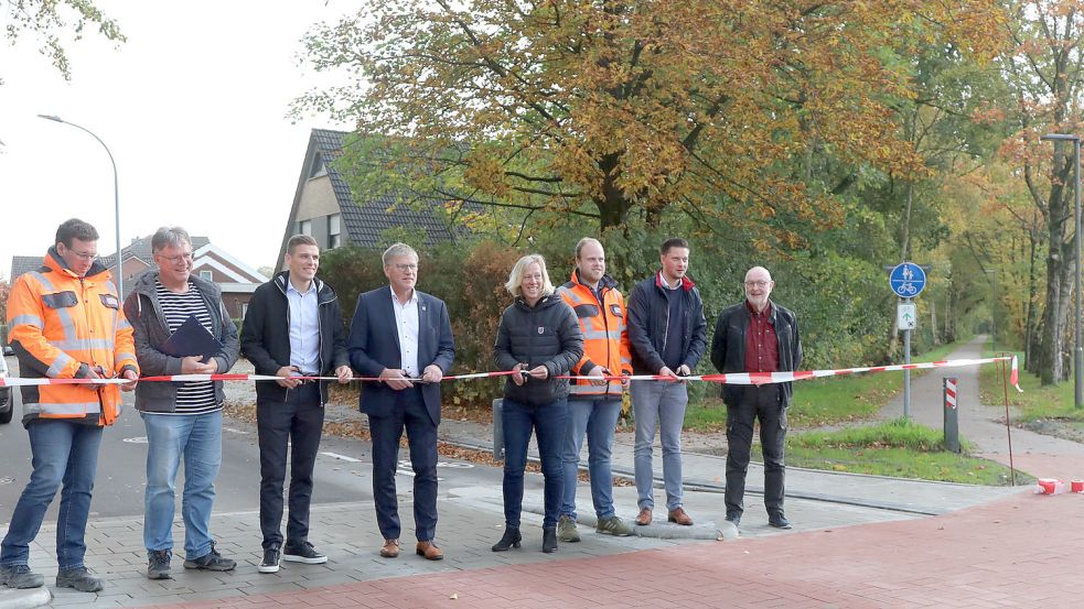 Feierlich wurde am Dienstag ein Band durchgeschnitten, wo der Wanderweg die umgebaute Popenser Straße kreuzt. Der Autoverkehr wird in dem Bereich mit Rampen zum Langsam-Fahren gezwungen, die Querung ist durch die Farbe deutlich herborgehoben. In welche Richtung die Radfahrer langfristig Vorfahrt haben sollen, muss sich noch zeigen. Foto: Romuald Banik