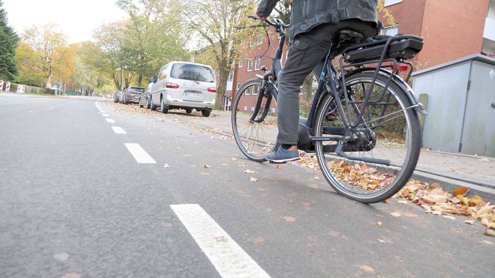 Radfahrer sollen auf der Popenser Straße möglichst gut vorankommen. Für sie wurde nun an beiden Seiten ein Schutzstreifen eingerichtet. Die Rechts-vor-links-Regel ist in der Straße nun passé. Foto: Romuald Banik