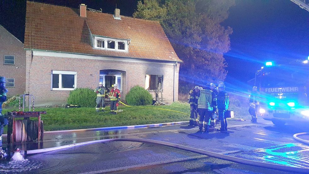 Die Feuerwehr bekämpfte am Sonnabendabend ein Feuer in einem Wohnhaus in Wiesederfehn. Foto: OstfriesenTV/Jutta Martens