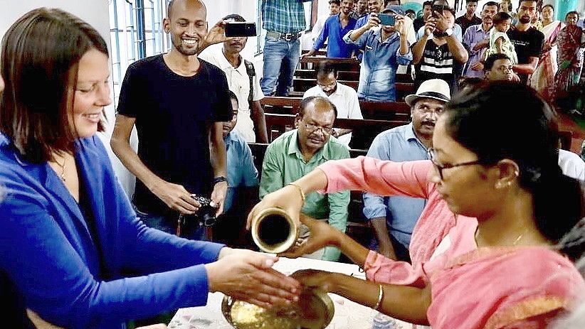 Traditionelle Begrüßungszeremonie in der Gemeinde Tinsukia in Assam mit Superintendentin Christa Olearius. Foto: privat