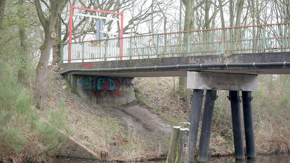 Geprüft wird jetzt, ob die Brücke nicht wenigstens gefahrlos von Radlern und Fußgängern genutzt werden könnte. Foto: Romuald Banik