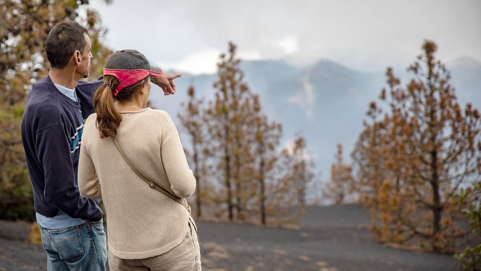 Zwei Touristen beobachten die Natur während einer Wanderung auf La Palma. Nach 85 Tagen kam der Ausbruch des Vulkans Cumbre Vieja am 25. Dezember 2021 zu einem Ende. Foto: dpa/EUROPA PRESS