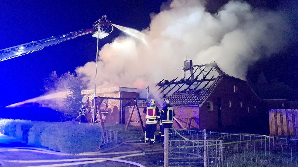Ein Haus in Ostrhauderfehn ist komplett ausgebrannt. Fotos: Hagewiesche