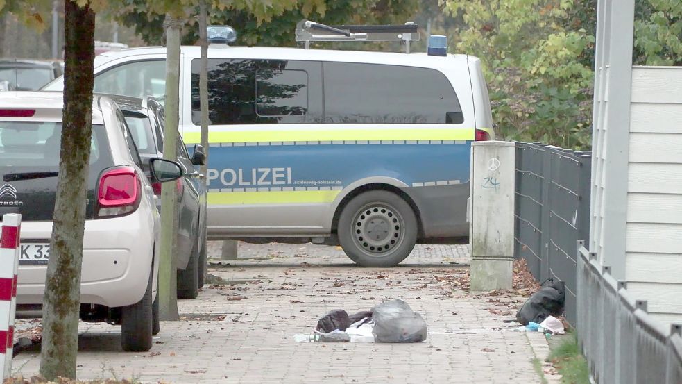 Ein Polizeiwagen am Tatort, an dem die Frau in Heide erschossen wurde. Foto: Westküsten-News