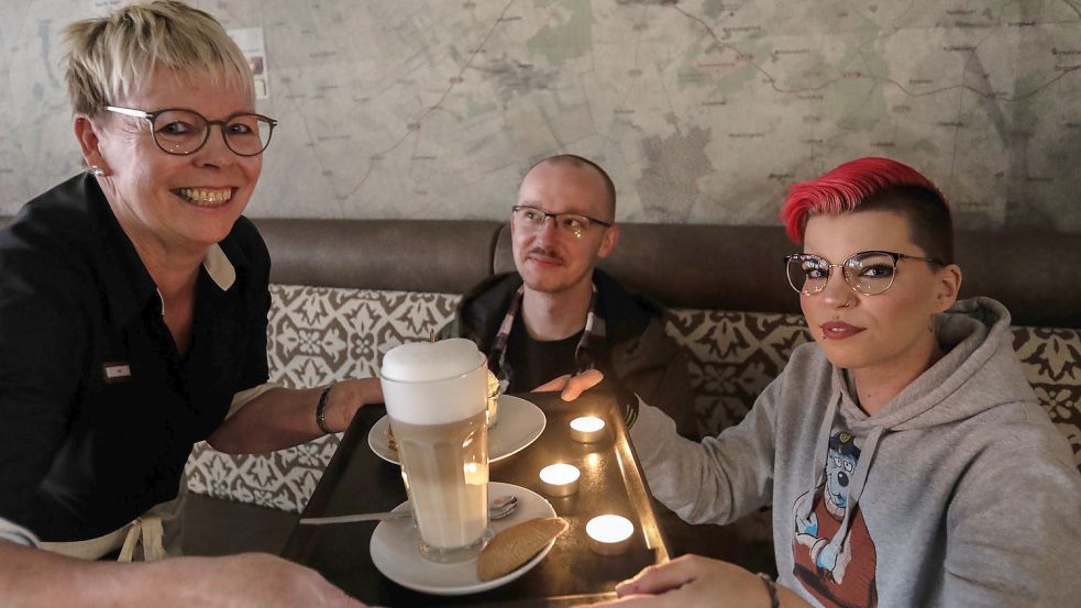 Bei Kerzenschein servierte Heike Lübben den Kaffee in der Filiale der Bäckerei Lorenz in der Auricher Innenstadt. Marco und Ute de Vries aus Aurich haben Verständnis für die bundesweite Protest-Aktion der Bäcker. Foto: Romuald Banik