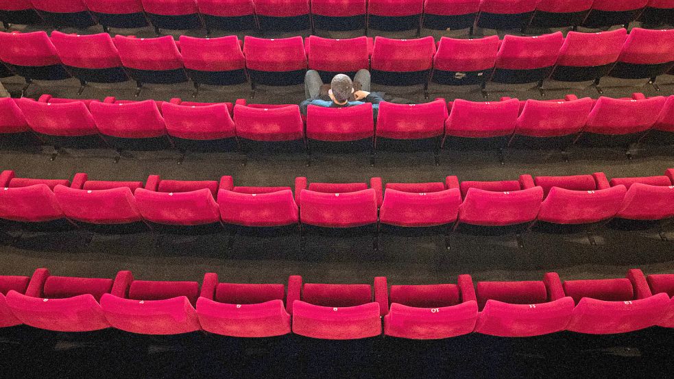 In einem fast leeren Saal des Oldenburger Kinos Cinemaxx haben sich am Donnerstag mehrere Personen geprügelt. Foto: Daniel Reinhardt / dpa