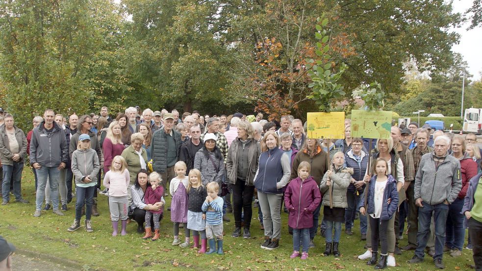 Am Freitag vergangener Woche demonstrierten in Wiegboldsbur rund 100 Menschen gegen den Kahlschlag in den Meeden. Foto: Holger Janssen