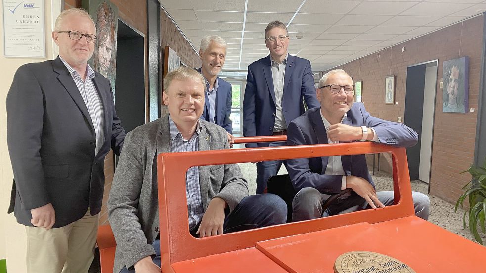 Da herrschte noch Einigkeit, nun knirscht es zwischen Gemeinde und Schulträger: Schulvorstand Konrad Huismann (von links), Bürgermeister Thomas Erdwiens, Finanzchef Kurt Plagge,Fachbereichsleiter Joachim Betten und Schulleiter Christian Hunsmann. Foto: Holger Janssen