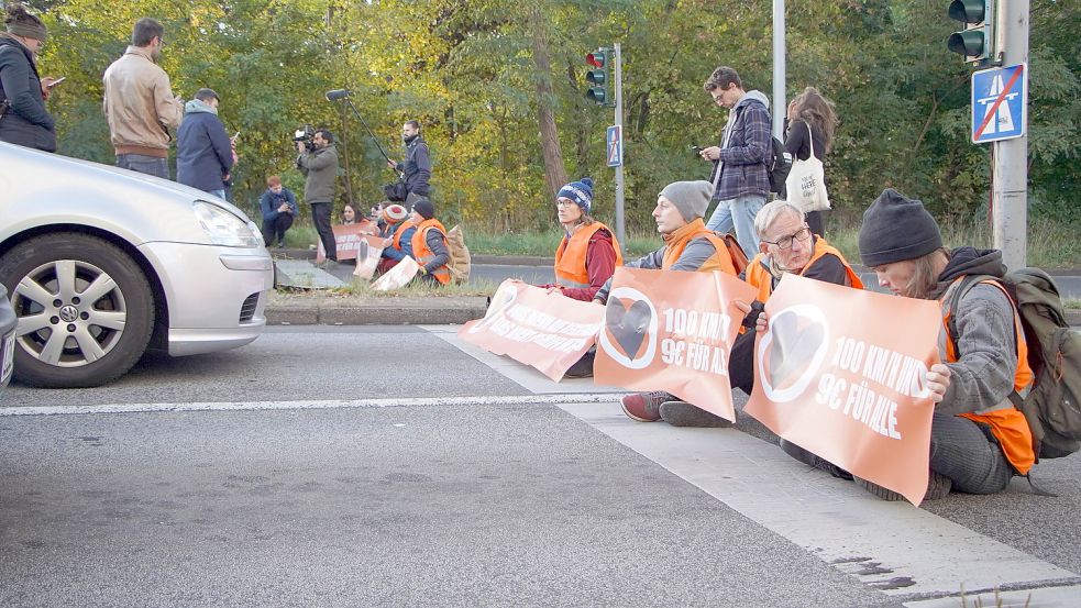 Klimaaktivisten blockieren eine Berliner Autobahnabfahrt (Symbolbild). Foto: imago images/Martin Dziadek