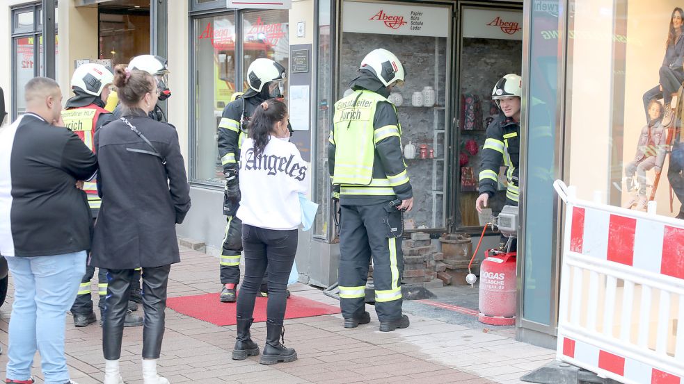 Kunden warteten vor den Türen. Foto: Romuald Banik