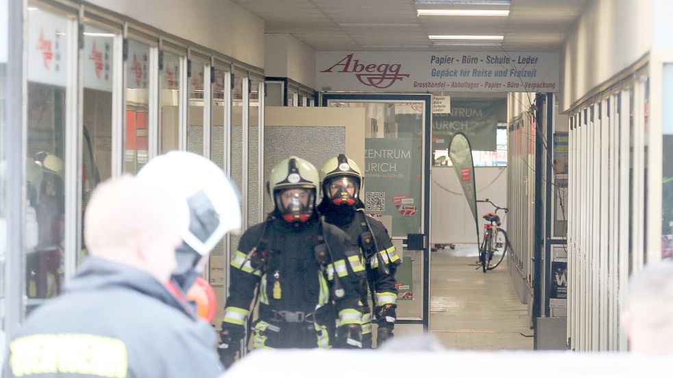 Mit Atemschutzgeräten war die Auricher Feuerwehr im Einsatz. Foto: Romuald Banik