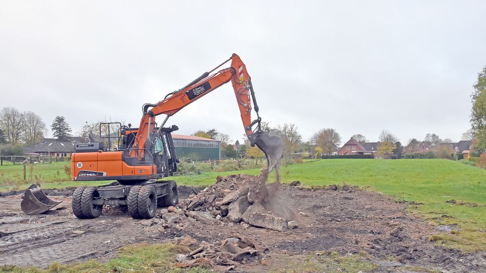 Freie Bahn auf das neue Bauland: Für die Zufahrt von der Burgstraße in Marienhafe-Tjüche wurde im November 2021 ein altes Wohnhaus abgerissen. Foto: Thomas Dirks