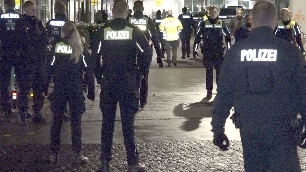 Erst ein größeres Aufgebot der Polizei konnte die Lage in der Oldenburger Innenstadt beruhigen. Foto: NWM-TV