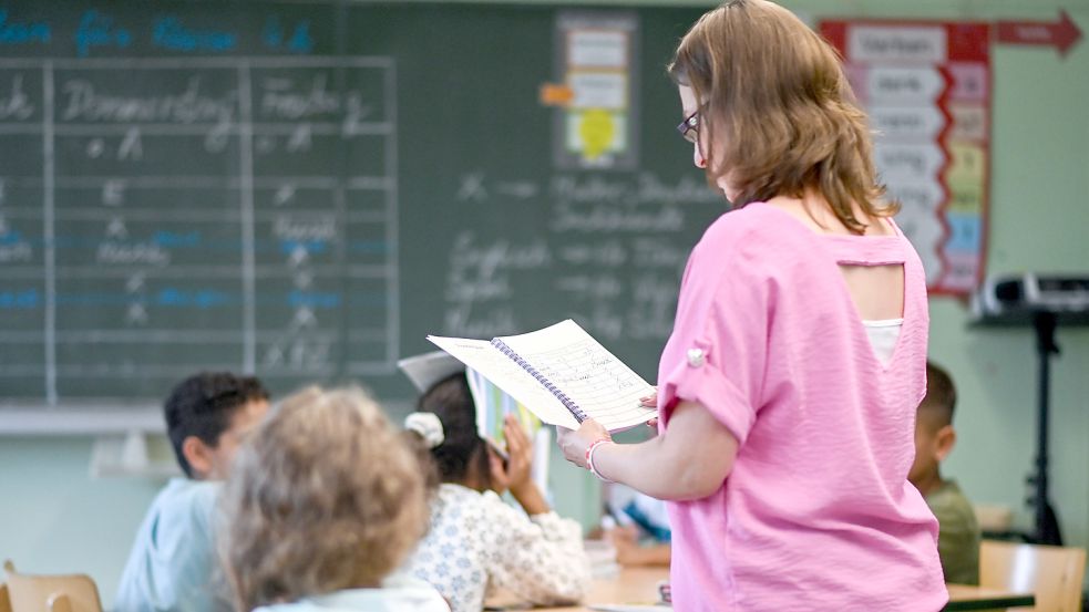 Eine Lehrerin steht vor einer Klasse. Foto: DPA