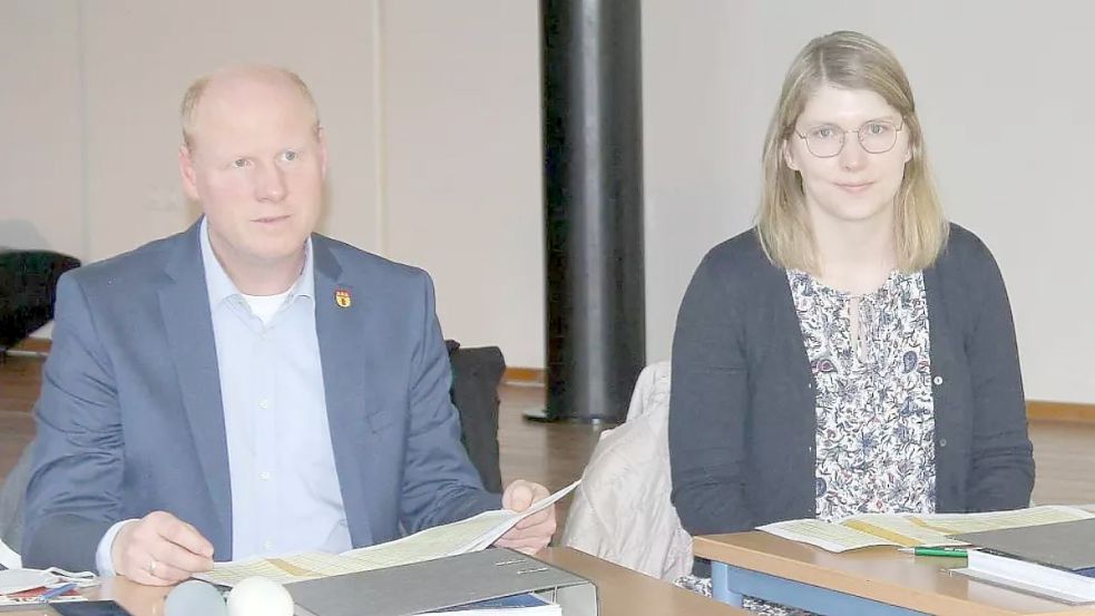 Im Januar stellte Imke Kuhlmann gemeinsam mit Günther Siefken die baulichen Projekte der Gemeinde vor. Nun verlässt Imke Kuhlmann das Rathaus in Großefehn. Foto: Karin Böhmer