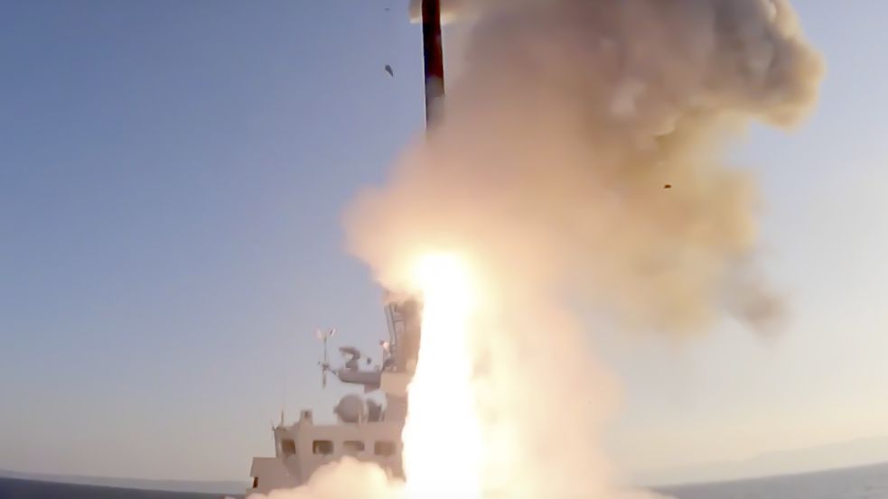 Abschuss eines Marschflugkörpers von einem russischen Kriegsschiff auf ein Ziel in der Ukraine: Das Foto wurde jüngst vom Pressedienst des russischen Verteidigungsministeriums veröffentlicht. Foto: picture alliance/dpa/Russian Defense Ministry Press Service/AP