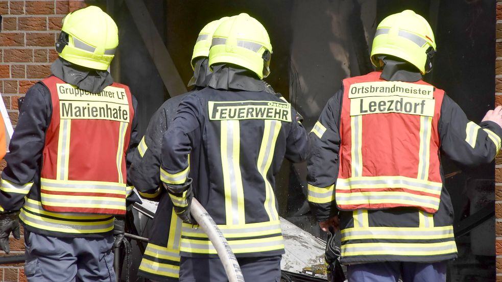 Die alte Bekleidung der Feuerwehrleute im Brookmerland (hier bei einem Einsatz im Juli 2020) genügt nicht mehr den Sicherheitsanforderungen. Foto: Thomas Dirks