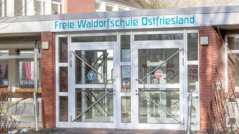 Die Waldorfschule in Aurich. Corona-Tests durch das Gesundheitsamt sorgten im September 2020 für viel Aufregung. Nun steht eine Ärztin wegen eines Attests vor Gericht. Foto: Romuald Banik