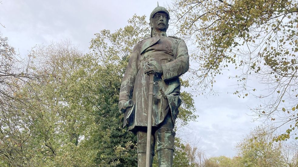 Die Statue von Otto von Bismarck am Norder Marktplatz ist wieder sauber. Foto: Rebecca Kresse