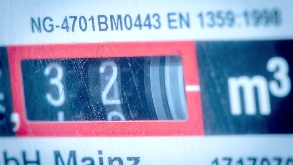 Das Zählwerk in einem Gaszähler dreht sich und zeigt den Verbrauch von Gas in einem Privathaushalt an. Für die Kunden der Norder Stadtwerke wird es ab Januar deutlich teurer. Foto: DPA
