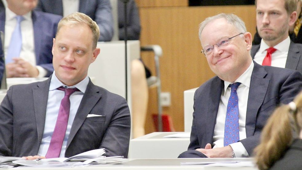 In der ersten Reihe: Der Auricher Landtagsabgeordnete Wiard Siebels (links) zu Beginn der konstituierenden Sitzung. Neben ihm Ministerpräsident Stephan Weil. Foto: privat