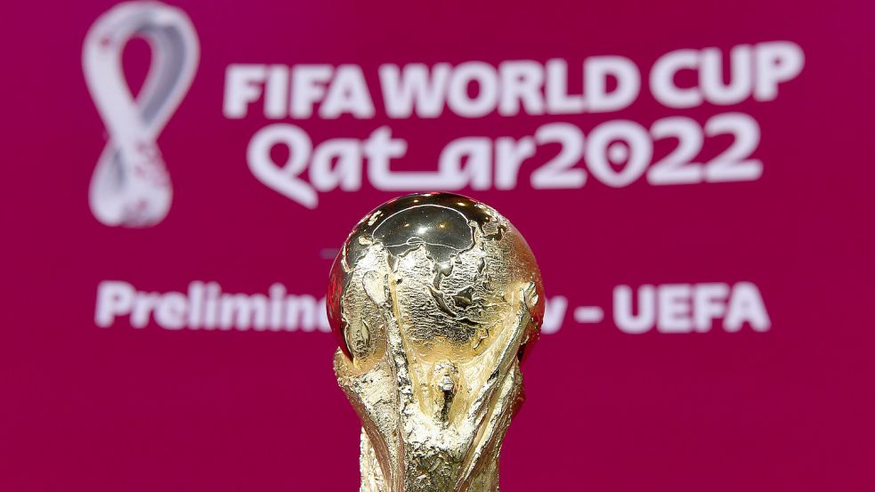 Um diesen Pokal geht es in Katar. Das WM-Turnier im November ist das Umstrittenste in der Fußball-Geschichte.Foto: DPA