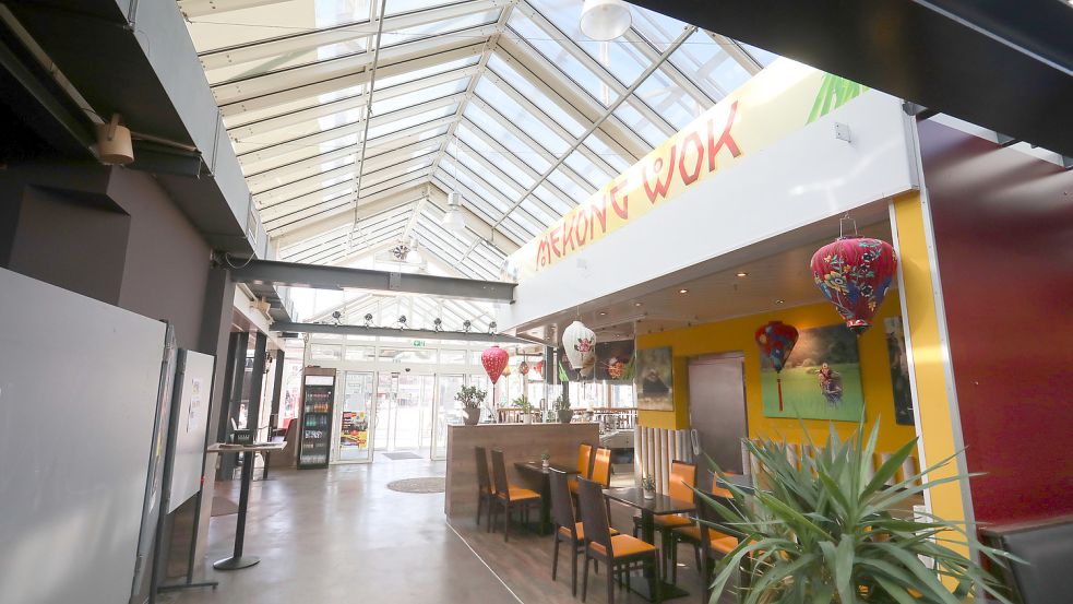 In der Markthalle waren viele Jahre mehrere kleine Restaurants und einige Verkaufsstände beheimatet. Das ganztägige Angebot, das sich viele erträumt hatten, gab es dort mangels Nachfrage aber nicht. Foto: Romuald Banik