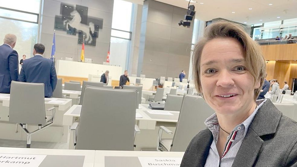 Angekommen im Landtag: Vorerst muss die Auricher CDU-Abgeordnete Saskia Buschmann als Neuling noch mit der letzten Reihe vorliebnehmen. Foto: privat