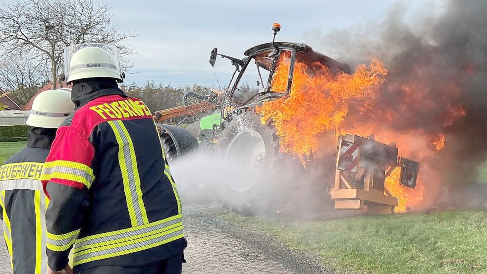 Als die Feuerwehr eintraf, brannte die Kabine des Deutz lichterloh. Foto: Feuerwehr