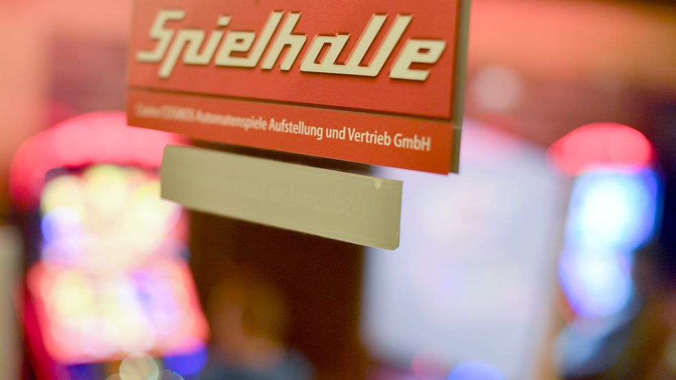 Ein „Spielhalle“-Aufkleber auf einer Glastür einer Spielhalle. Im Prozess vor dem Landgericht Aurich gab der Angeklagte an, mehr Zeit in Spielhallen als in der Uni verbracht zu haben. Foto: DPA