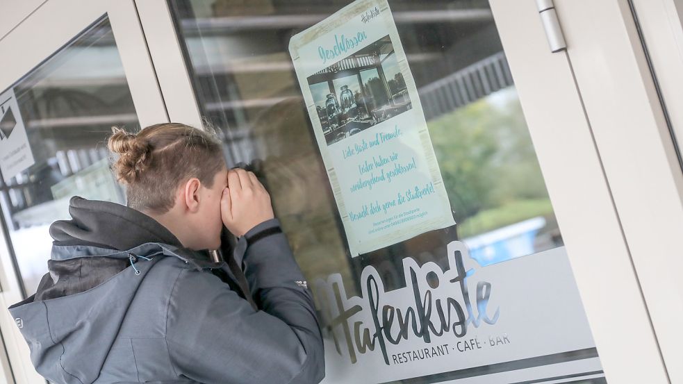 Vor Monaten hatte es geheißen, dass die Hafenkiste nur noch für Familien- oder Firmenfeiern öffnet. Inzwischen hängt ein „Geschlossen“-Schild im Eingang. Foto: Romuald Banik