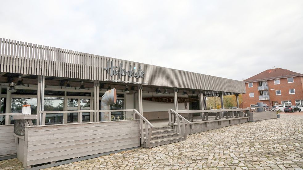 Eine Terrasse und eine große Fläche für Außenbestuhlung stehen an der Hafenkiste zur Verfügung. Die Touristik würde sich freuen, wenn diese bespielt würden. Foto: Romuald Banik