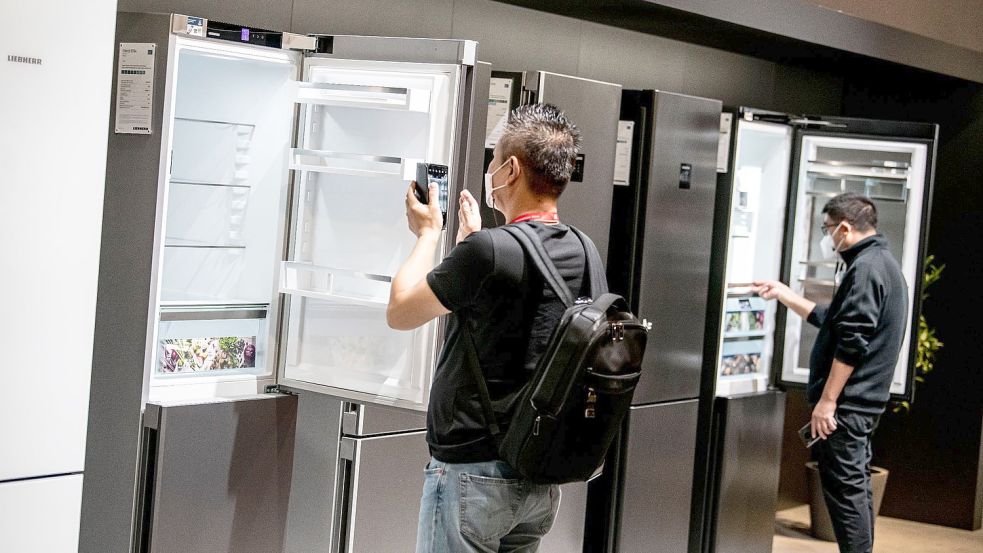 Besucher betrachten auf der IFA Kühlschränke. Die Elektronikmesse bleibt auch weiterhin in Berlin. Foto: Fabian Sommer/dpa