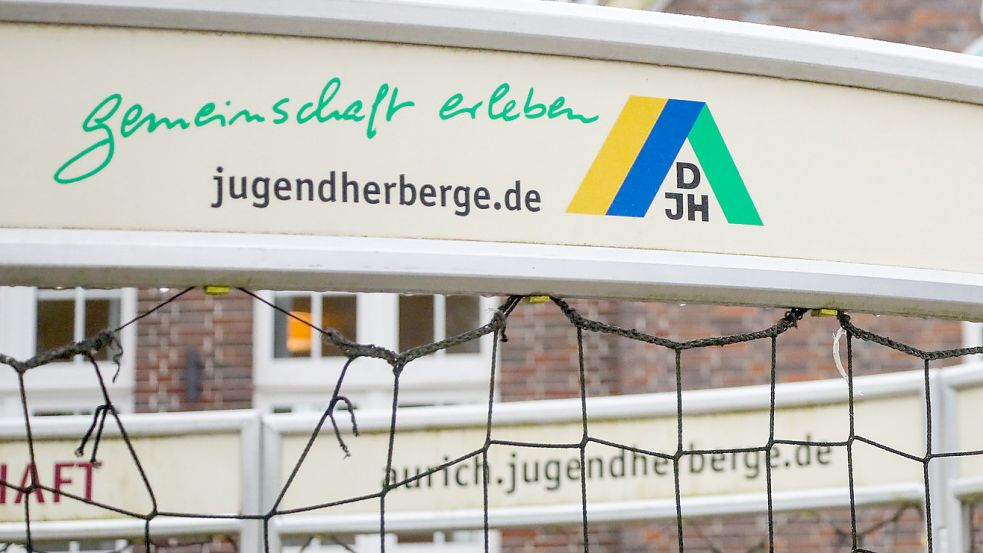 „Gemeinschaft erleben“ steht auf einem Schild vor der Jugendherberge in Aurich. Foto: Romuald Banik