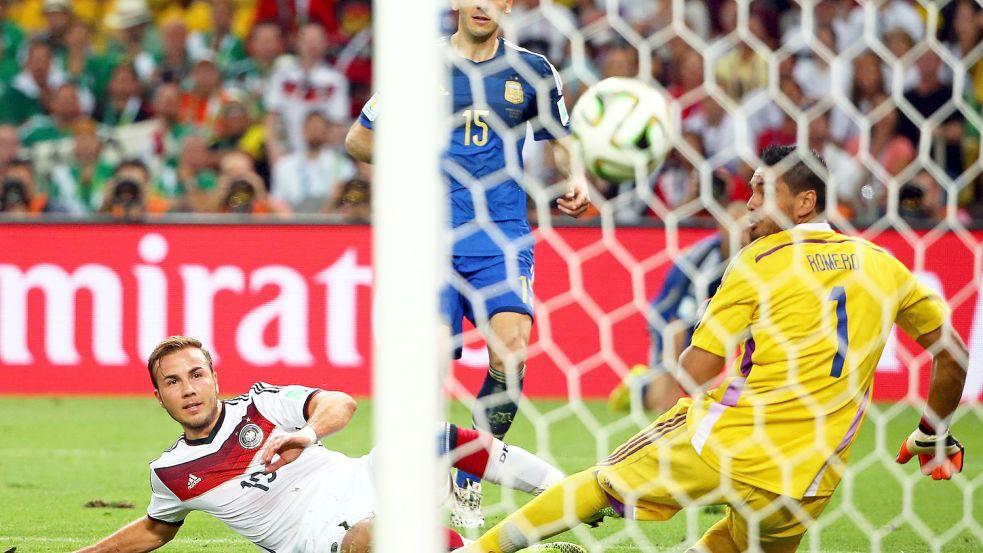 Ein Moment für die Ewigkeit: Mario Götze schießt 2014 das entscheidene 1:0 im Finale gegen Argentinien. Die Auricher Trainer freuen sich über die Nominierung des Frankfurters.