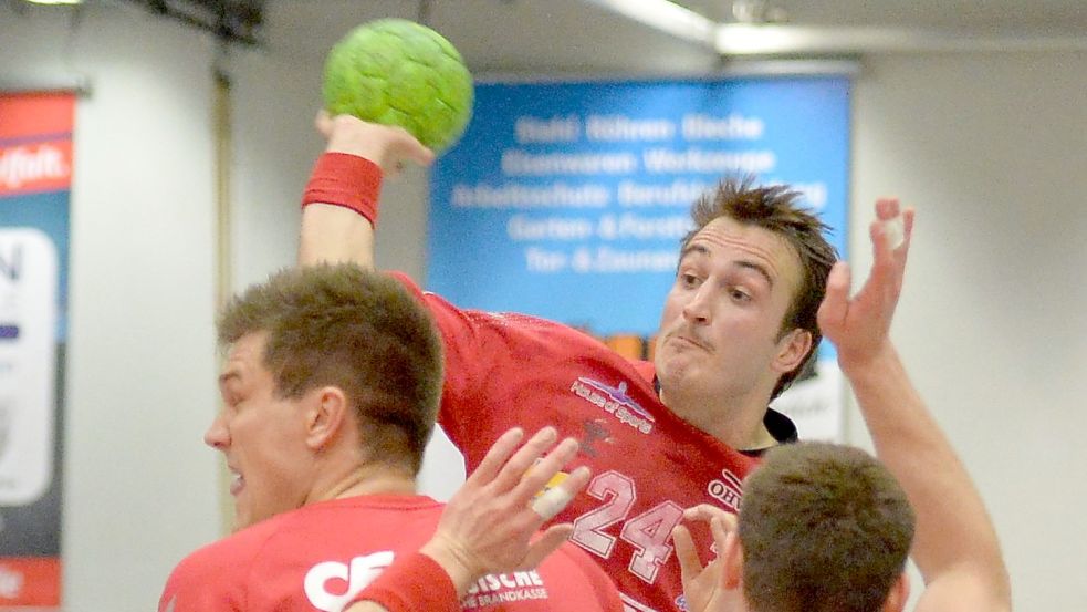 In der vergangenen Saison warf Jonas Schweigart im Derby gegen den Wilhelmshavener HV seine Tore für den OHV. Am Sonnabend trifft er im Trikot des Wilhelmshavener HV auf seine ehemaligen Teamkollegen. Foto: Bernd Wolfenberg