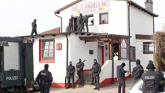 April 2010: Die Bandidos Neumünster und die Hells Angels Flensburg werden verboten. Foto: ddp