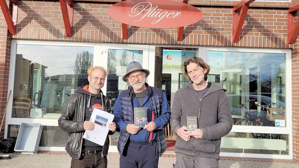 Producer Simon Grohe (von links), Autor Klaus-Peter Wolf und Produzent Martin Lehwald von Schiwago Film vor dem neuen Norder Filmstudio im ehemaligen Mögelhaus Pflüger. Foto: Rebecca Kresse