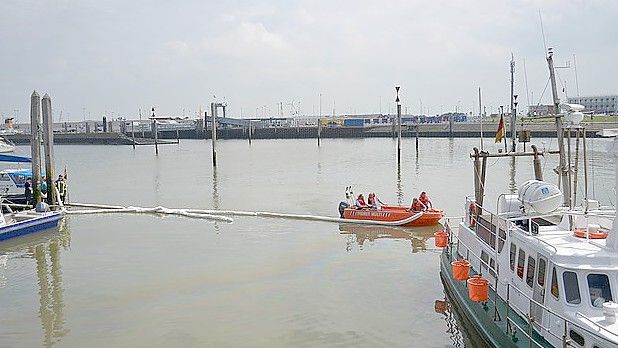 Mit Boot und Ölsperren, wie hier bei einem Einsatz im Jahr 2013 geht die Feuerwehr bei Ölunfällen im Norddeicher Hafen vor. Foto: Feuerwehr Norden
