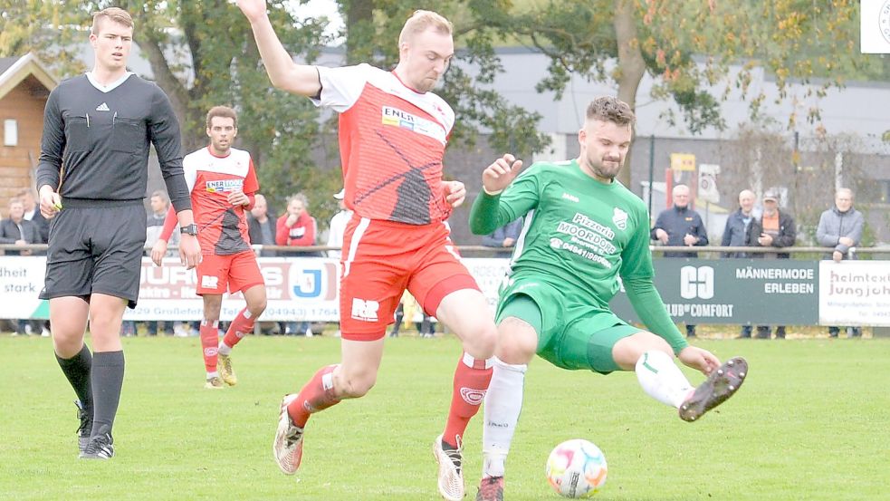 Ralf Aden (Großefehn, links) im Zweikampf mit Wilko Janssen (Moordorf). Die Ostfrisia hat es schlimm erwischt. Viele Spieler fehlen verletzt.Foto: Bernd Wolfenberg