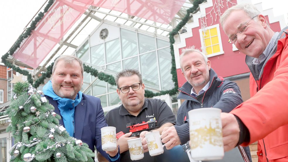 Präsentierten die diesjährigen Weihnachtszauber-Becher (von links): Udo Hippen (Kaufmännischer Verein), Jens Coordes (Verein der Auricher Kaufleute), Marco Bordasch (Verkehrsverein) und Johann Stromann (Stadtmarketing). Foto: Romuald Banik