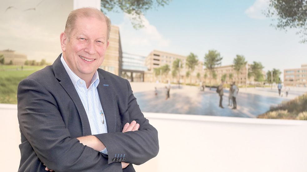 Claus Eppmann, scheidender Klinikchef, vor einer Computergrafik der geplanten Zentralklinik. Foto: Romuald Banik