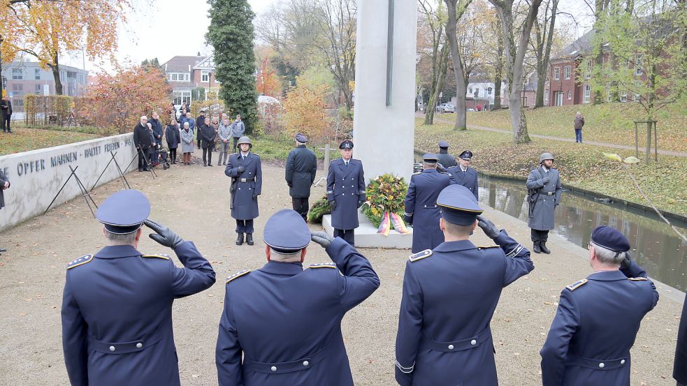 Mitglieder der Reservistenkameradschaft Aurich legten im vergangenen Jahr und in den Vorjahren einen Kranz am Ehrenmal am Hohen Wall in Aurich nieder. Foto: Heino Hermanns