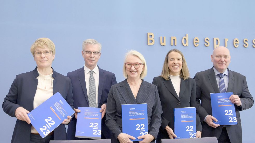 Politisch unabhängig? Die „Wirtschaftsweisen“ bei der Vorstellung ihres Gutachtens zur Wirtschaftsentwicklung diese Woche in Berlin. Foto: IMAGO/Frederic Kern