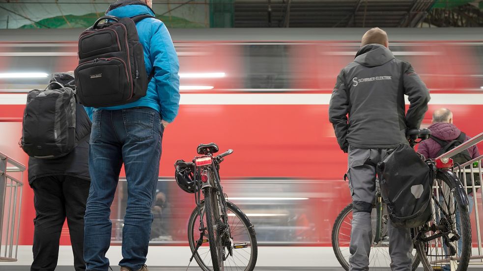 Wer ohnehin mit der Bahn zur Arbeit pendelt, der spart mit dem Deutschland-Ticket, für alle anderen aber ist es keine gute Lösung. Foto: dpa/Sebastian Kahnert