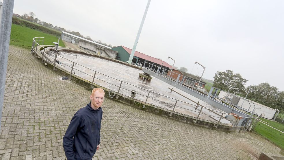 Oliver Bents, Mitarbeiter beim OOWV, steht vor einem der beiden Belebungsbecken in der Kläranlage Riepe. Foto: Romuald Banik