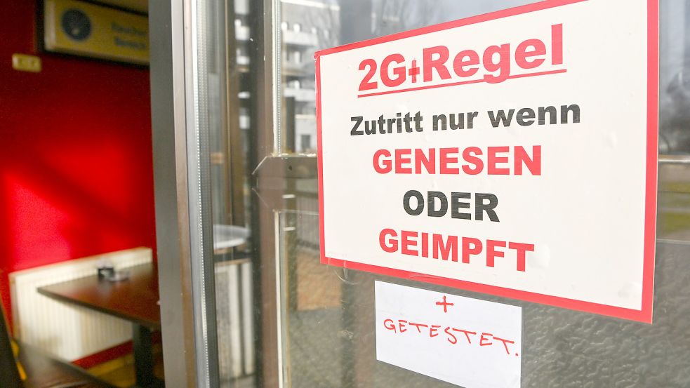 Ein Schild an einer Gaststätte verweist auf die 2G-plus-Regel beim Betreten der Innenräume. Foto: DPA