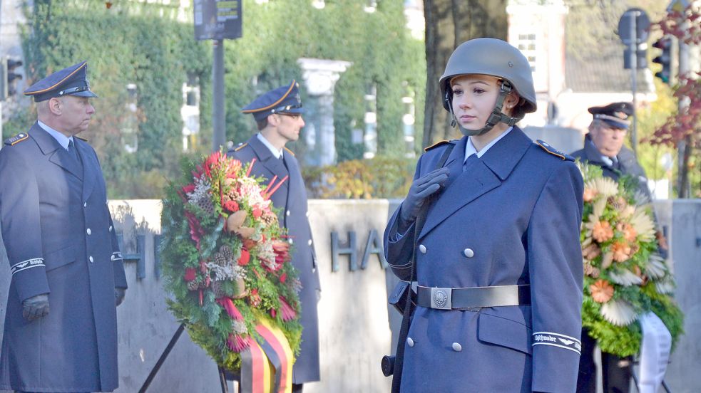 Reservisten gedenken am Mahnmal am Hohen Wall in Aurich den Kriegsopfern. Foto: Franziska Otto