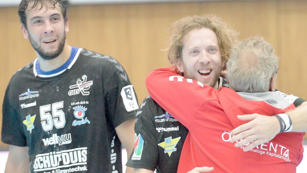 Schweißgebadet, aber glücklich über den Derbysieg: Petar Puljic (links) und Josip Crnic, mit dem sich OHV-Teammanager Ewald Meyer freut. Fotos: Bernd Wolfenberg