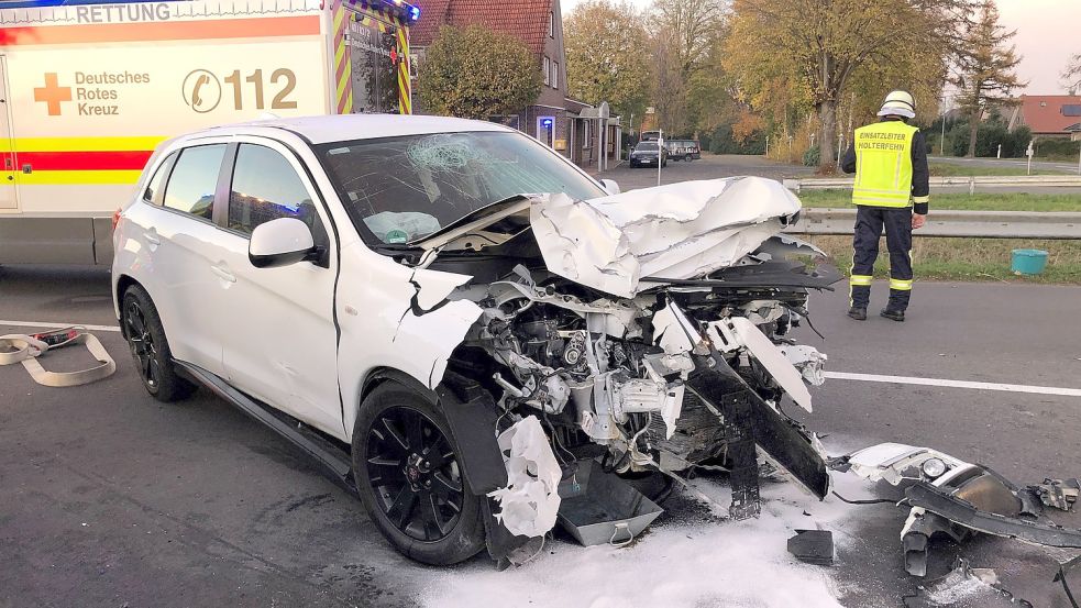 Vom Motorblock eines der Unfallfahrzeuge ist nicht mehr viel zu sehen, der Bereich wurde zusammengedrückt. Foto: Ammermann